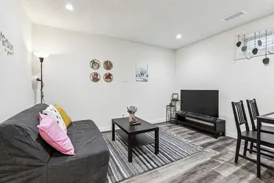 Image de Charming 1br Basement Suite w Parking—Calgary