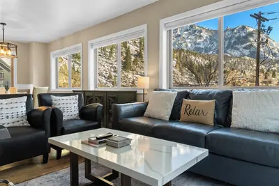 Image de New Listing! Completely Remodeled Townhome - On Uncompahgre River!