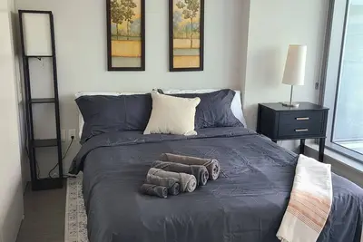 Image de Walk to marketplace from quiet secure condo backing onto Sparks St.