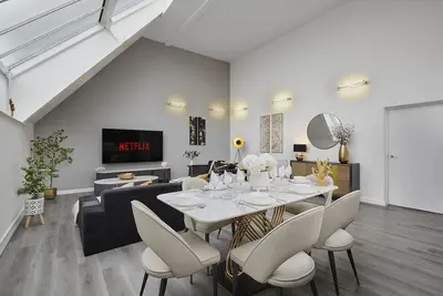 Image de Luxury -d'exception-Maison-Salle de bain privée séparée-Vue sur la cour
