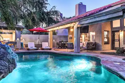 Image de 5 Bdrm Entertainers Dream Home. Game Room, Htd Pool and Backyard Oasis!