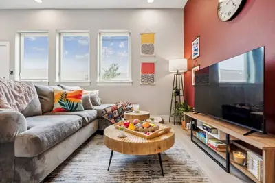 Image de Joyful 1bd: Pleasant, Warm & Close to the Action!