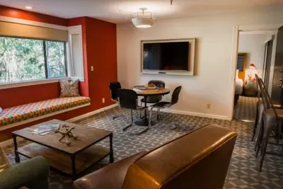 Image de Peaceful Forest Suite: Enjoy Evening at Fireside & Outdoor Pool