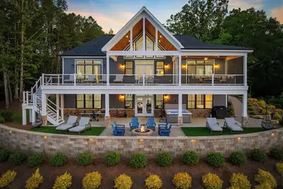 Image de Lakefront Luxe  Arcade • Dock • Hot Tub