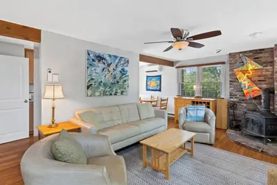 Image de Quiet 2-bed condo in West End with parking, Ac, dishwasher, laundry & WiFi