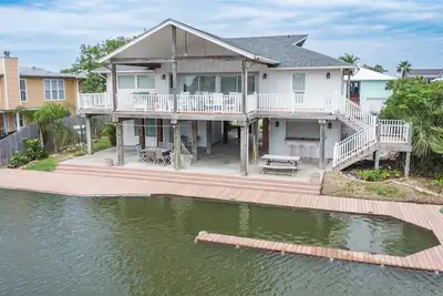 Image de Paradise On Flamingo - 4 Bed 3 Bath Canal front home