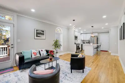 Image de Family Escape near Dc: King Suite 5 beds, 4 br/2. 5ba, 3rd Floor Game Tables