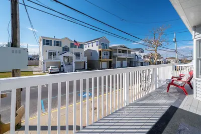 Image de 2-Spacious houses on large property in charming Seaside Heights with amenities.