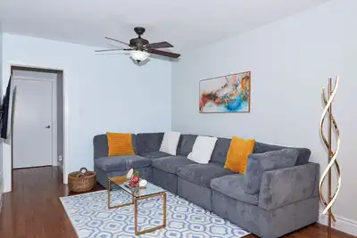 Modern Haven: King Size Bed & Own Parking
