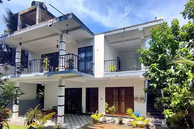 Villa 51, Spacious 4-bedroom apartment with WiFi, Ac in enchanting Hikkaduwa
