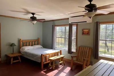 Image de Riverbend on the Frio Cabin 4