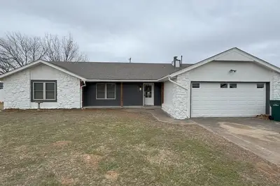 Image de Spacious 4 bedroom house in Sand Springs where elegance meets comfort.