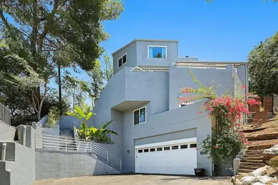Image de Modern Multi-Level Pool Home!