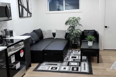 Image de Cozy Super Luxury Legal Suite. 20 minutes to the airport.