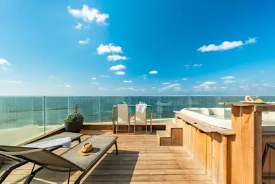 Image de Rooftop Jacuzzi Seafront Penthouse by Sea N' Rent