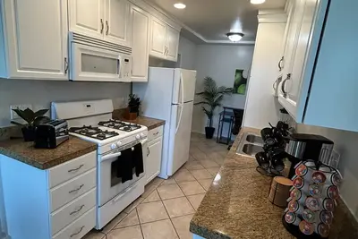 Image de Chic 1 Br \/ 2 Beds Near Bh with Parking and Fitness room