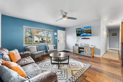 Image de 4br Family Home | 2 King Beds | Firepit | Bbq | Fenced Yard