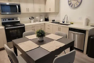 Image de Chic 2-bedroom apartment with WiFi, Ac in welcoming Brentwood
