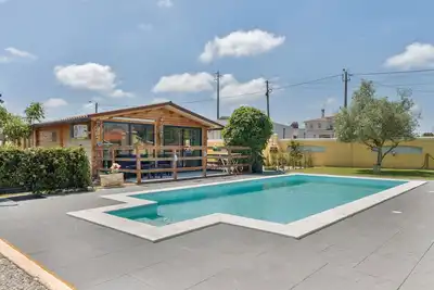 Image de Maison de vacances 'Casinha Saragoça E Vergueiro' avec piscine partagée, Wi-Fi et climatisation