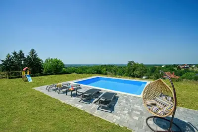 Image de Modern home with pool and view