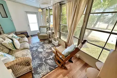 Image de Paradise in this immaculate 2 bed 1 Bath 1978 beach bungalow.