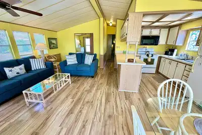 Image de Sunny, 2 bedroom bungalow on corner lot!