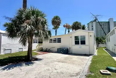 Image de 2 bedroom 1 1/2 bath beach bungalow
