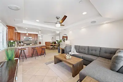 Image de Gorgeous and Modern Duplex near the Beach!