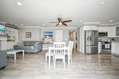 Image de Relax at this Remodeled Newport Beach Retreat
