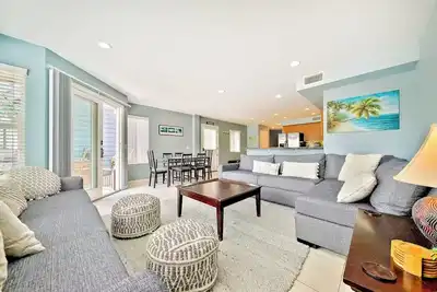 Image de Beachside Getaway with Patio and Parking