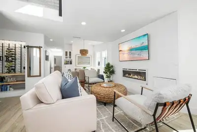 Image de 3 story Home with Rooftop Across from Ocean