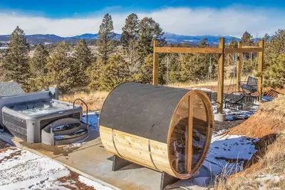 Image de New 4br w/ Mountain Views, Hot Tub, Sauna, Arcade