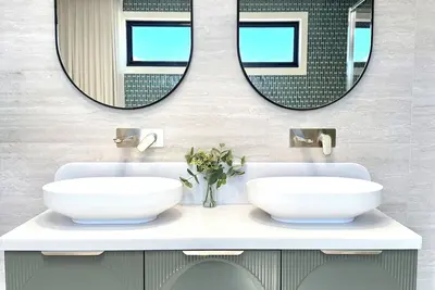 Image de Rye Local #2-New townhouse, 300m to beach -Sleeps 8- live like a local!