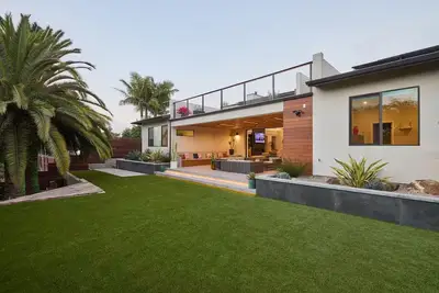 Image de Modern Indoor/Outdoor Designer Home with Hot Tub