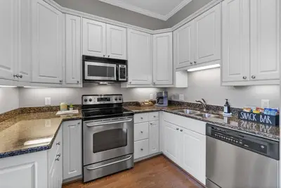 Image de Modern Condo on Devine St with pool