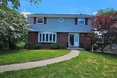 Image de 4br, 2. 5 bath, 2 Garage, large deck and office space in Murrysville Pa