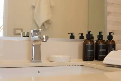 Image de Deluxe 2br Suite: Balcony & City Views w/Wi-Fi+Parking