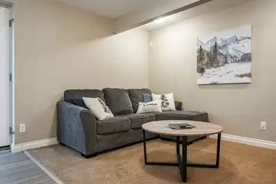 Image de Cozy 2 Bdrm Basement Suite in Sw Calgary