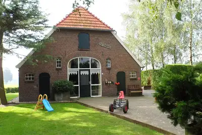 Image de Ferme avec grand jardin et équipement de jeu