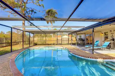 Image de 4 Mi to Venice Beach: Poolside Paradise Awaits!