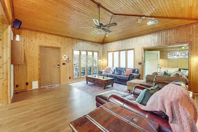 Image de Lake Palestine Cabin Getaway on 1 Acre!