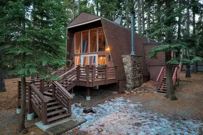 Image de Lundy Bearden | Serene Tahoe Retreat with Deck, Fireplace, and Forest Views