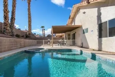 Image de The Stunner - Cozy Fireplace and Pool + Heated Spa