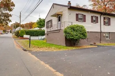 Image de Charming 2-bedroom house in delightful West Haven with WiFi, Ac, TVs, bedding