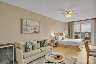 Image de Your Versatile Haven: Grand Sandestin 6th floor Studio Retreat with King Bed, Sleeper Sofa, and Kitchenette at Sandestin Golf and Beach Resort!