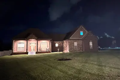 Image de 4-bedroom house sleeps 11 in peaceful Clarksville