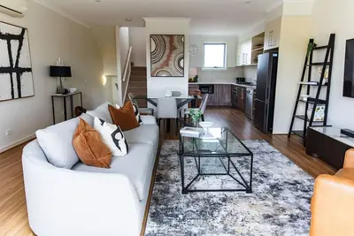Image de Harvey | Stylish home | Great Location