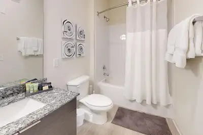 Image de Your South Tampa Oasis: M South Units with Pool  and  Prime Location
