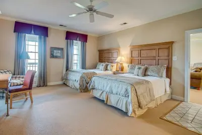 Image de Hatteras-C at the Governor's Club