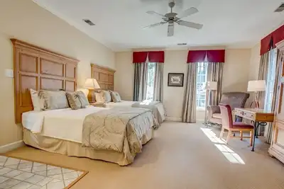 Image de Hatteras-D at the Governor's Club